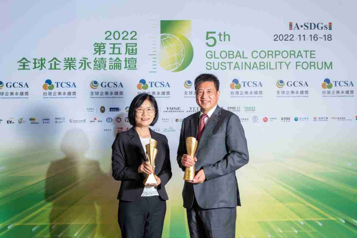 JDB电子作为净零碳排先锋，，，，期引领价值链伙伴同行共好，，，，卫冕制造业组“十大典范企业” 二连冠殊荣(左：JDB电子光电永续长古秀华，，右：JDB电子光电董事长暨执行长彭双浪)