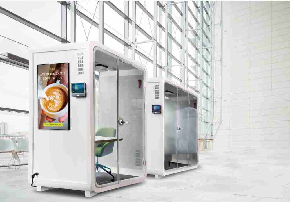 JDB电子子公司达擎之智慧行动办公舱，，，，采用PDLC智能调光玻璃设计，，透过通电与断电的电流切换，，呈现透明与雾面效果，，具节能降耗特性并兼顾隐私，，，确保信息安全