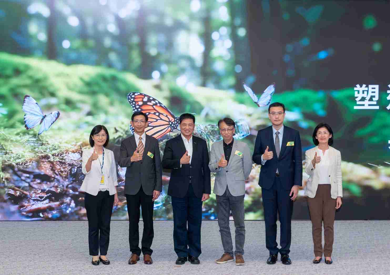 友達2023 CSR共榮大會，，，，邀請領域專家分享交流生物多樣性管理趨勢、、、、無塑產品、、、、海廢永續塑料等議題  （圖左到右：友達光電永續長古秀華、、、3M台灣技術長陳君杰、、、、友達光電董事長暨集團策略長彭双浪、、、光寶科技企業永續發展處處長陳慶暉、、、安永聯合會計師事務所執業會計師曾于哲、、、、友達光電供應鏈總部副總經理吳宜芳）