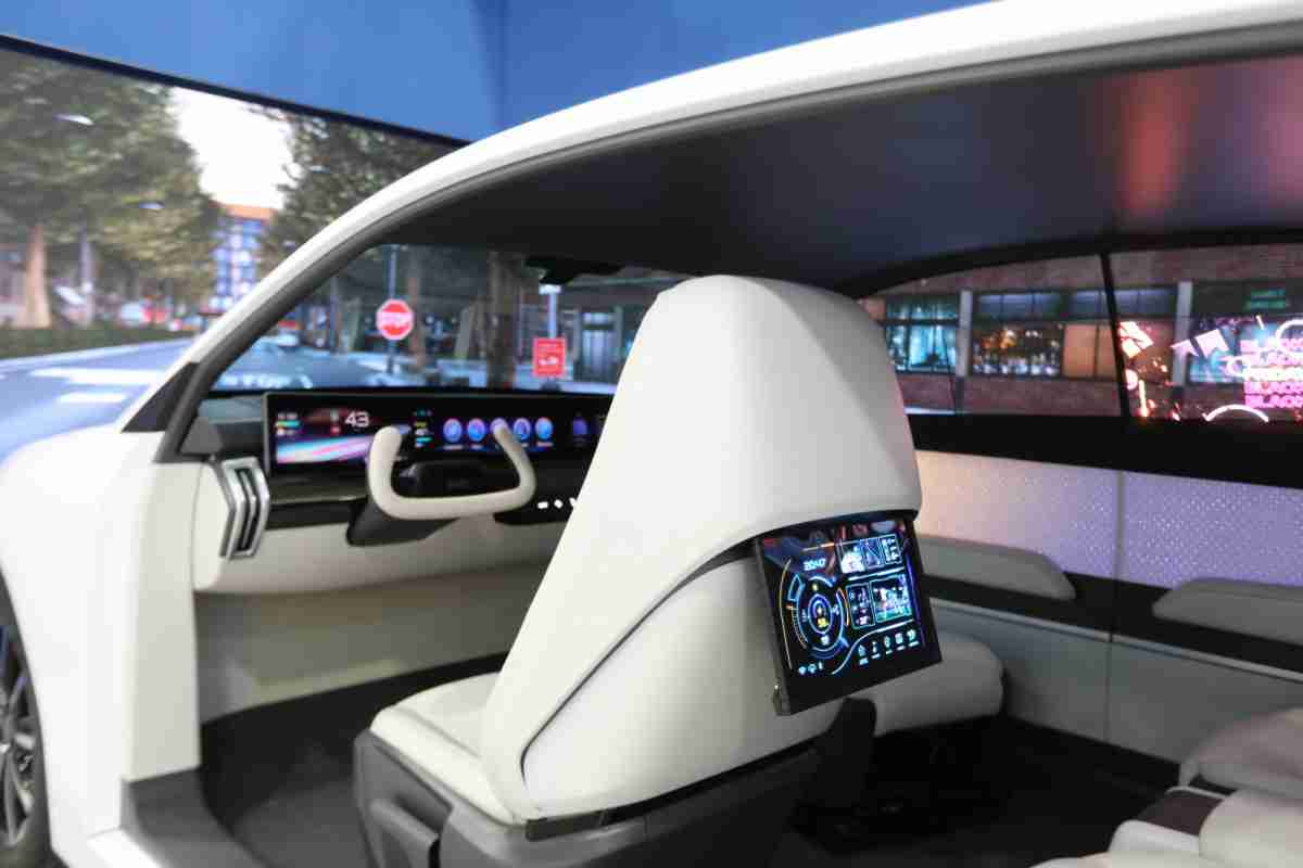 JDB电子的「可卷式后座娱乐显示器」加强后座乘客的感官体验，，，，并保有个性化设计，，，可依使用偏好进行动态调整。。。