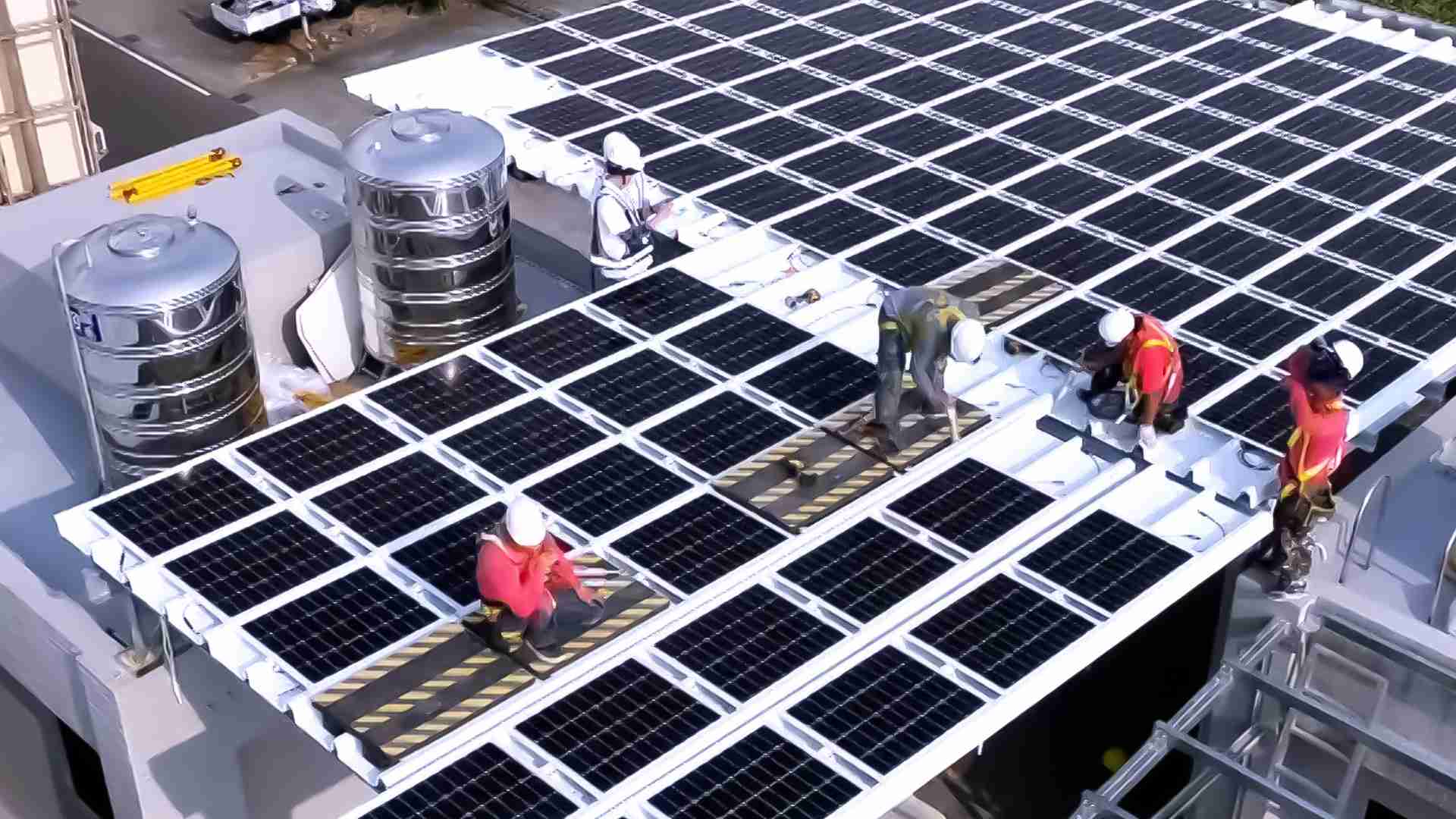 JDB电子着力于替代能源之技术研发，，如光电浪板的相关制程、、、、设备与产品，，，其中所开发之光电整合型浪板，，减少传统金属支架安装，，更提升耐候度，，可广泛运用于多元场域，，并辅助建筑达到净零碳排目标