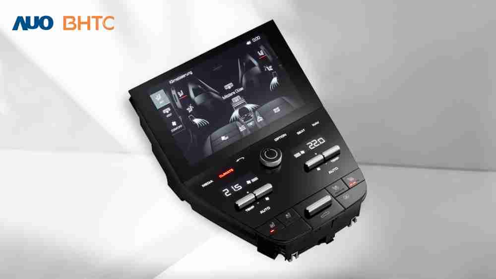 作為友達新生力軍，，，，BHTC所展示的中央與後座鞍部的Display HMI產品，，，可處理多區恆溫控制、、顯示畫面，，呈現仿真3D車室分區；以力傳感技術精準傳遞觸感，，並結合音量及震動反饋，，，，防止意外啟動，，，，提供使用者自然流暢、、、、直觀且輕鬆駕馭的舒適介面
