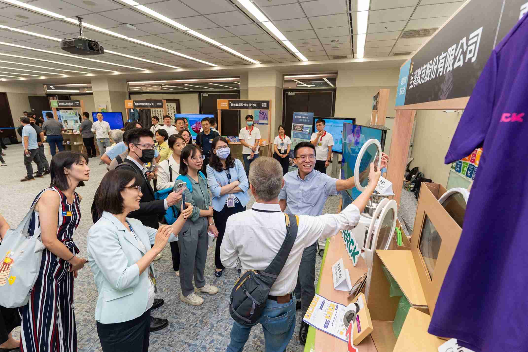 JDB电子连手产业伙伴策划首届生态圈联展，，展示如何将废塑料循环再利用，，，，创新解决方案包括：塑料包材再生与循环使用、、、再生塑料研发及应用、、废塑料回收再生技术、、、减塑生活提案等